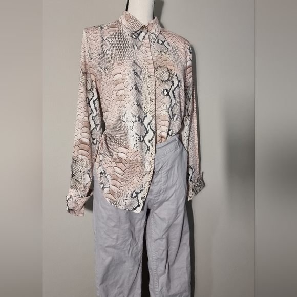 Elegant formal/casual snakeskin button up shirt - Picture 2 of 6